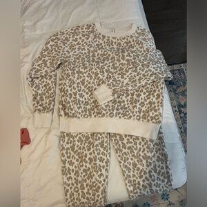 Old navy sweats set! top is a size small, pants are xs!